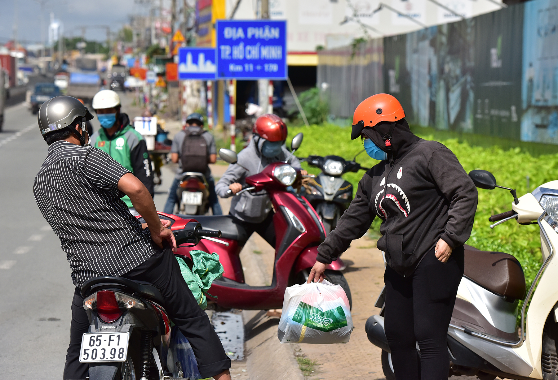 Trong khi đó, chị Nguyễn Thị Thu, ngụ TP Dĩ An, Bình Dương phải gọi anh trai ở TP.HCM tới chốt để nhận đồ tiếp tế. “Tôi không có giấy xét nghiệm COVID-19 nên không được qua, đành phải để xe đi bộ sang bên kia chốt để đưa đồ rồi về liền chứ không ở lại”, người này cho hay.