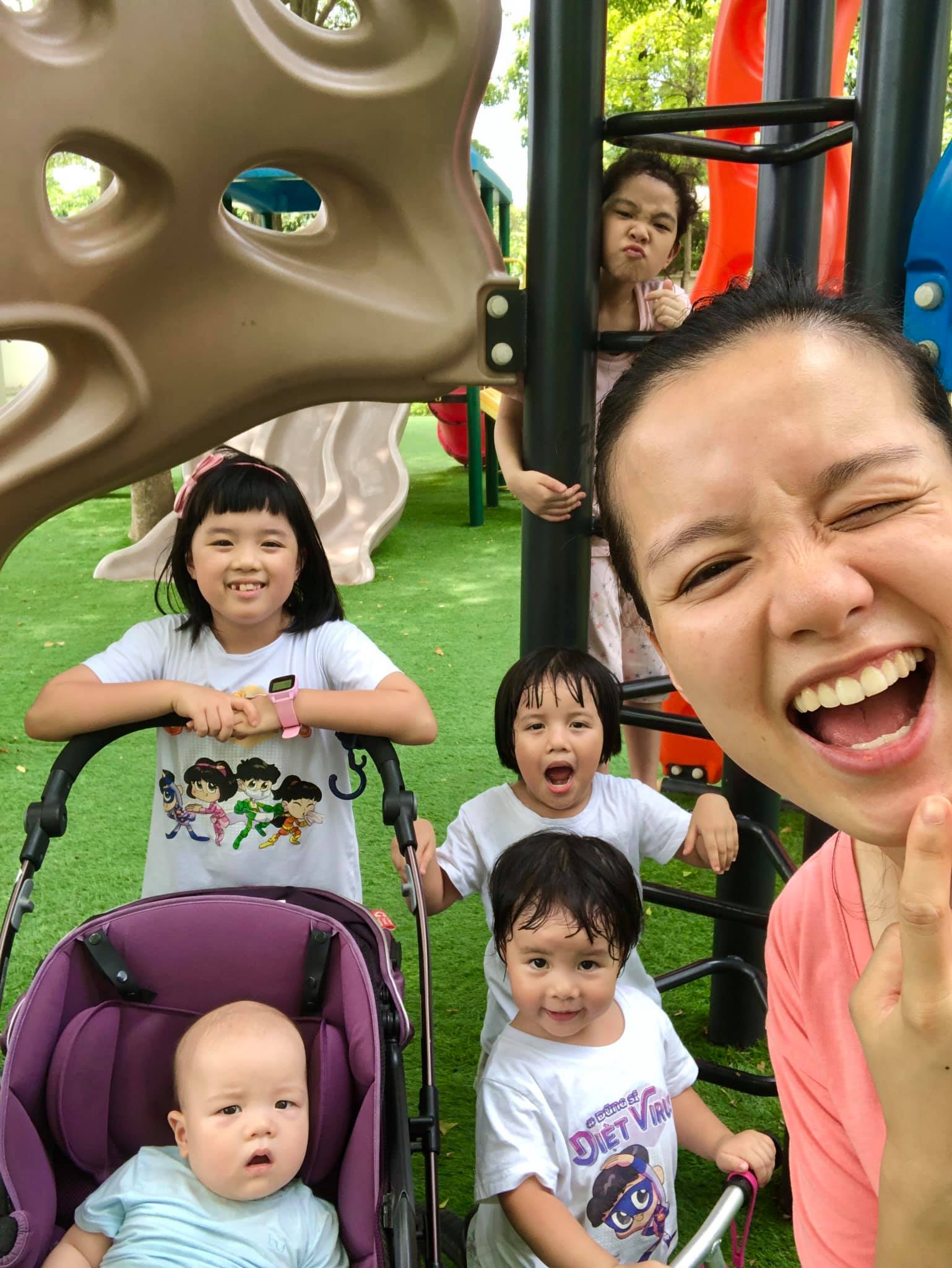 MC Minh Trang và 4 đứa con nhỏ.