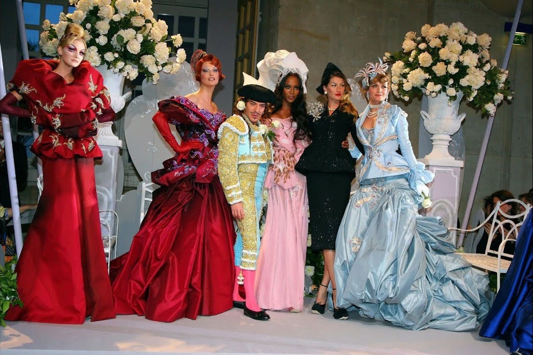 Nhưng show diễn Haute couture khó quên nhất lịch sử thời trang - 12