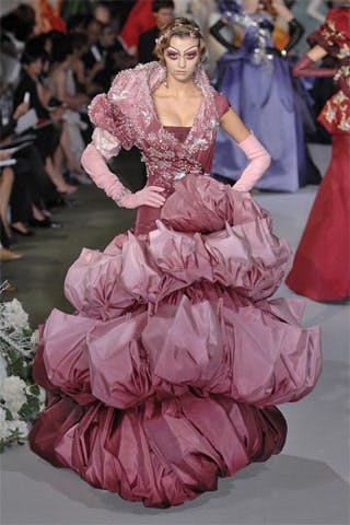 Nhưng show diễn Haute couture khó quên nhất lịch sử thời trang - 13