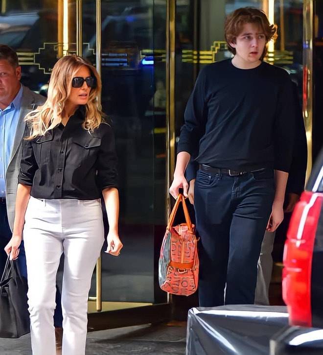 Barron Trump diện áo thun dài tay kết hợp quần jean, mang theo chiếc túi Louis Vuitton phiên bản giới hạn.