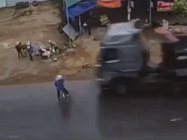 Ô tô - Người phụ nữ qua đường ẩu, xém nhận cái kết đắng