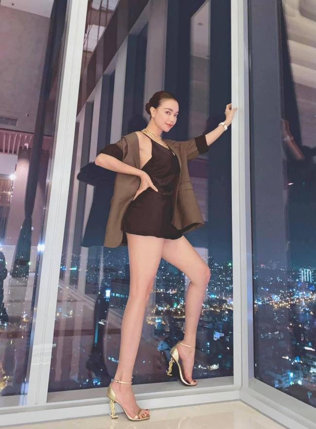 Những trang phục gợi cảm, mong manh khoe đường cong cơ thể nửa kín nửa hở được nàng hậu khéo léo kết hợp với nhiều trang phục khác nhau.
