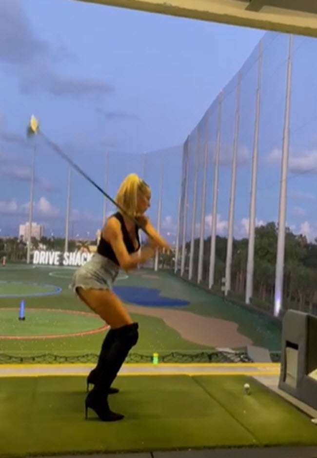 Chính cách chơi golf táo bạo này đã giúp cô nàng nổi lên trên Instagram.
