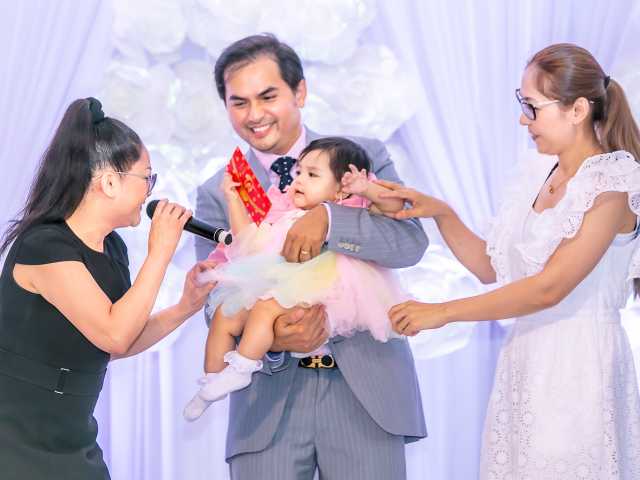 Đời sống Showbiz - Như Quỳnh, Hà Kiều Anh mừng thôi nôi con gái Đức Tiến và bà xã Hoa hậu