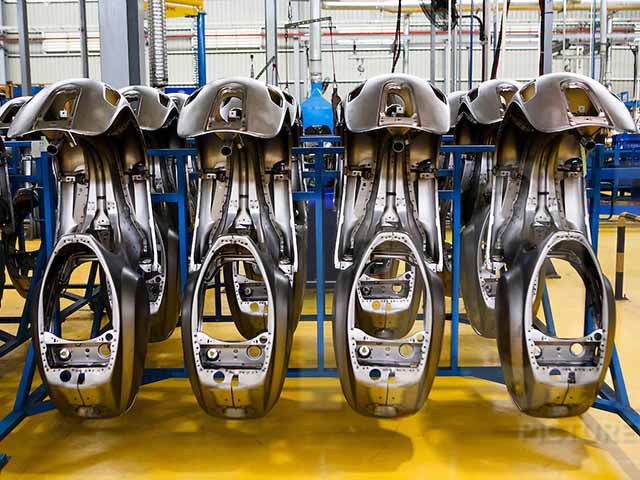 Thế giới xe - Video: "Đột nhập" dây chuyền lắp ráp Vespa