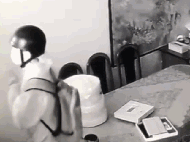 Clip: Trộm chắp tay vái lạy trước khi hành nghề khiến dân mạng cạn lời
