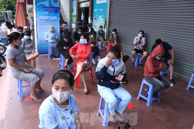 Người dân TPHCM &#34;chia nhau&#34; đi siêu thị ngày chẵn, ngày lẻ - 6
