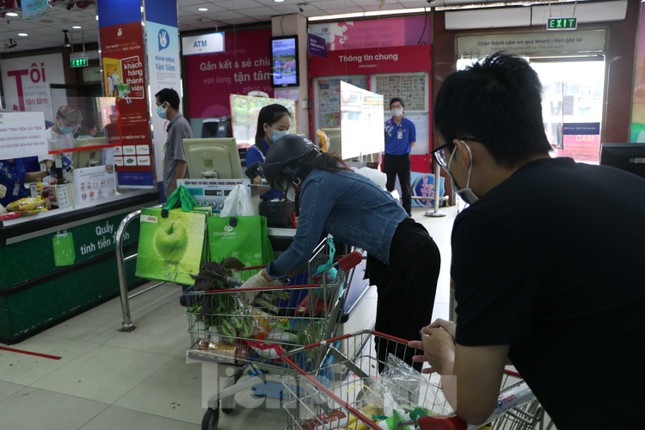 Người dân TPHCM &#34;chia nhau&#34; đi siêu thị ngày chẵn, ngày lẻ - 10