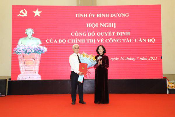 Bà Trương Thị Mai - Ủy viên Bộ Chính trị, Bí thư Trung ương Đảng, Trưởng Ban Tổ chức Trung ương - trao quyết định cho ông Nguyễn Văn Lợi