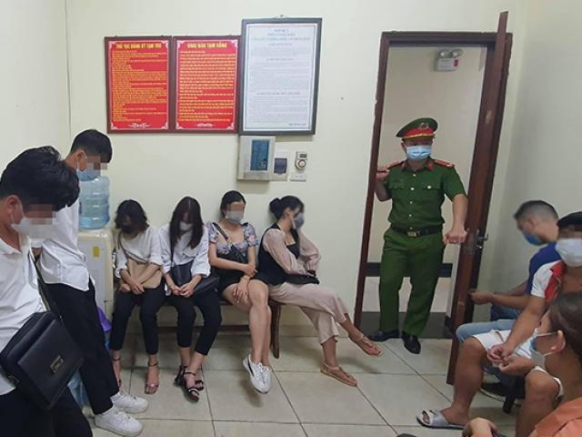 Pháp luật - Tụ tập trong quán karaoke giữa dịch COVID-19, 27 người bị phạt nặng