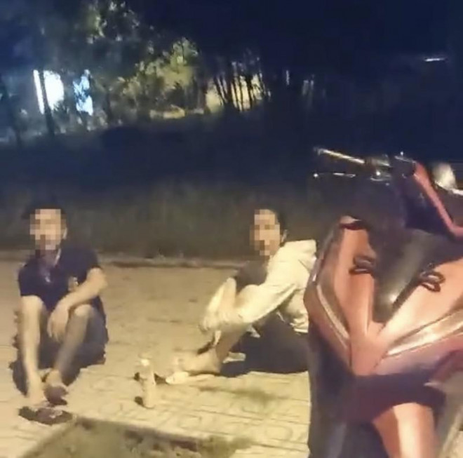 Đôi nam nữ ngồi trò chuyện không đeo khẩu trang tại khu dân cư Khang Điền, bị&nbsp;CSGT lập biên bản vì lỗi không đeo khẩu trang, ra đường không có lý do chính đáng. Ảnh: TS.&nbsp;