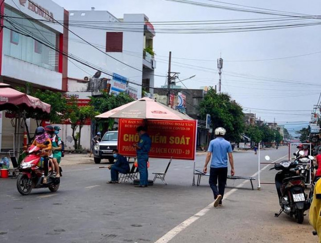 Một chốt kiểm soát phòng chống dịch COVID-19ở thị xã Hoài Nhơn