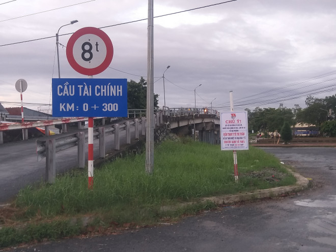 Thông báo “các hộ gia đình có người thân đi học, làm ăn xa về địa phương” đến cơ sở y tế khai báo được đặt ở các tuyến đường để nâng cao ý thức người dân. Ảnh: Vân Du