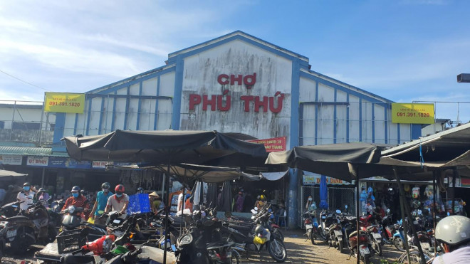 Người dân Cần Thơ mua lương thực, thực phẩm tại chợ Phú Thứ (quận Cái Răng) vào sáng 11-7. Ảnh: CA LINH