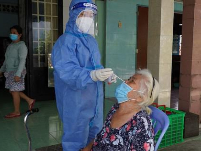 Tin tức trong ngày - Bất kể mưa nắng, họ vẫn "đi từng ngõ, gõ cửa từng nhà" để lấy mẫu xét nghiệm