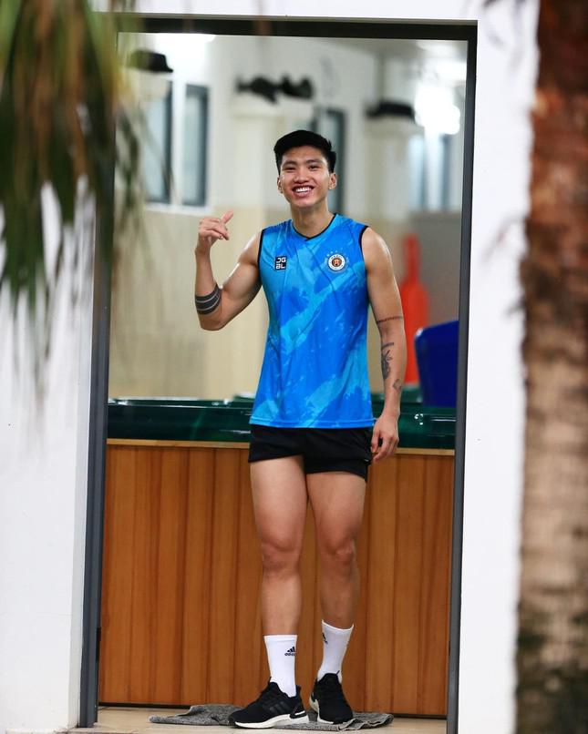 Cầu thủ tuyển Việt Nam trở lại luyện tập, biểu cảm của Công Phượng khiến netizen cười ngất - 3
