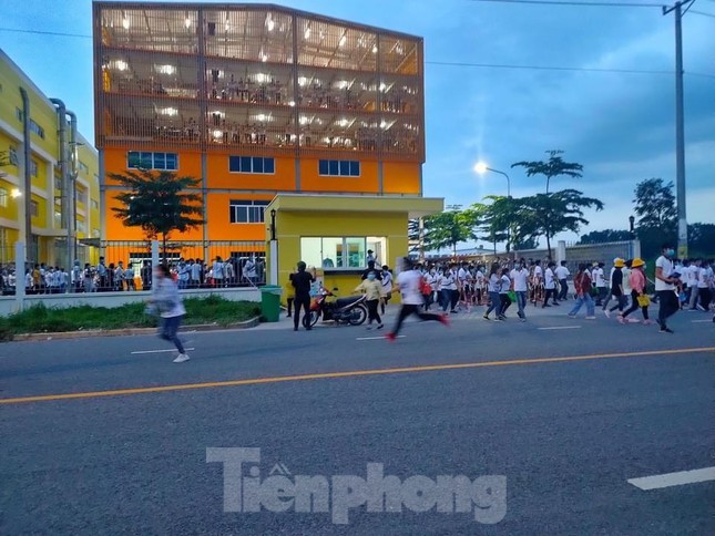 Công nhân bỏ chạy khỏi công ty nhưng được vận động quay trở lại ngay sau đó