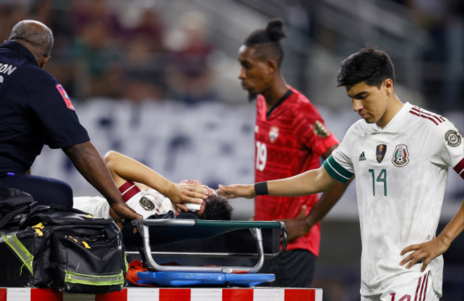 Lozano phải rời sân bằng cáng và được chuyển thẳng tới bệnh viện
