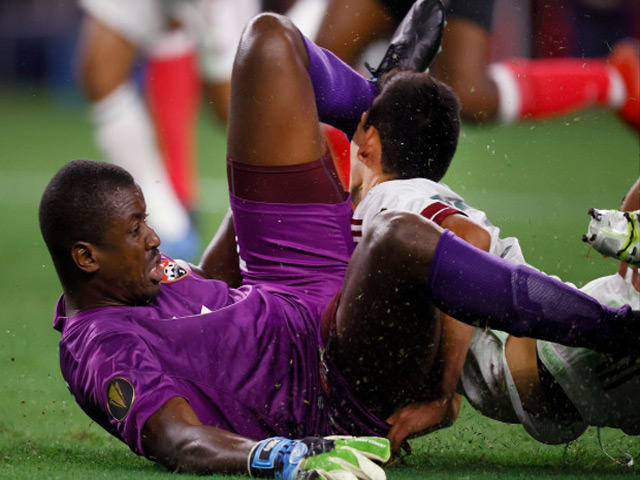 Bóng đá - Sao Mexico phải nhập viện khẩn cấp: Hứng trọn 2 đầu gối của đối thủ