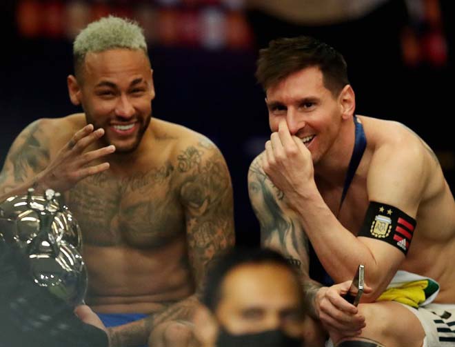 Khi được các phóng viên bắt gặp cảnh ngồi bên nhau, cả Neymar và Messi đều tỏ ra thoải mái. Neymar tạo dáng trong khi Messi chỉ cười.