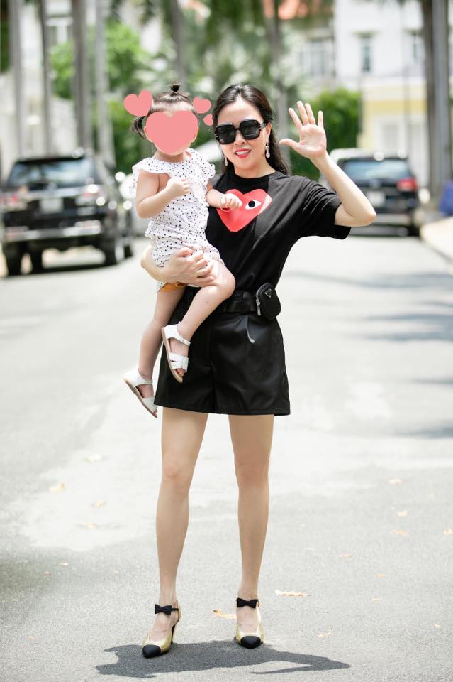 Nữ doanh nhân Phượng Chanel khoe ảnh cùng con gái, để lộ đôi chân thon