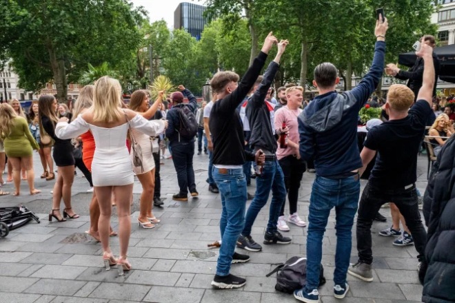 Nước Anh cổ vũ chung kết EURO: CĐV "Tam sư" trải qua nhiều cung bậc cảm xúc - 10