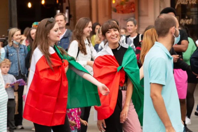 Không ít fan Italia
cũng tham dự bữa tiệc