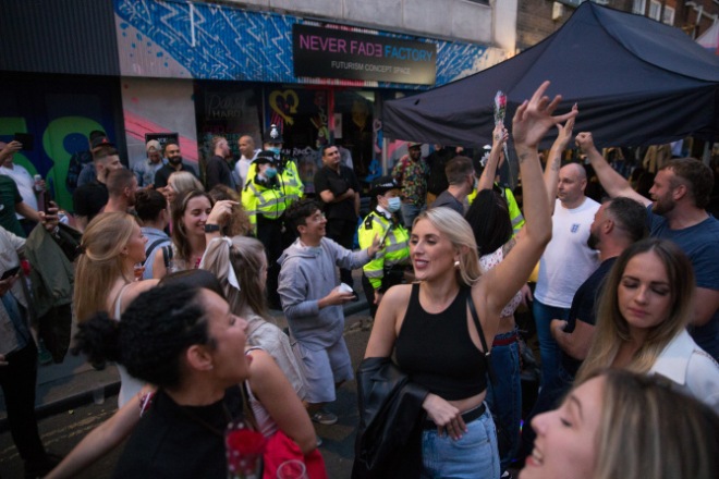 Nước Anh cổ vũ chung kết EURO: CĐV "Tam sư" trải qua nhiều cung bậc cảm xúc - 12