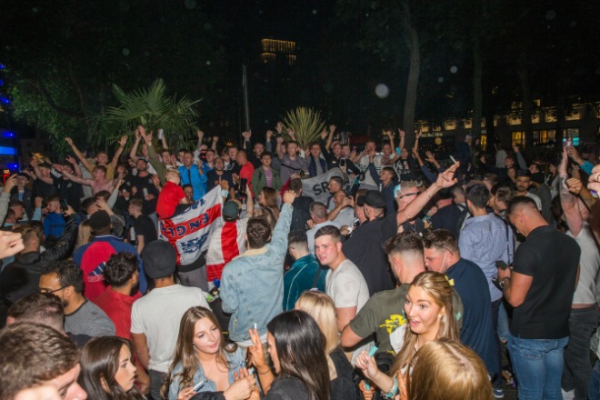 Người hâm mộ nước Anh
mở tiệc thâu đêm trước chung kết EURO