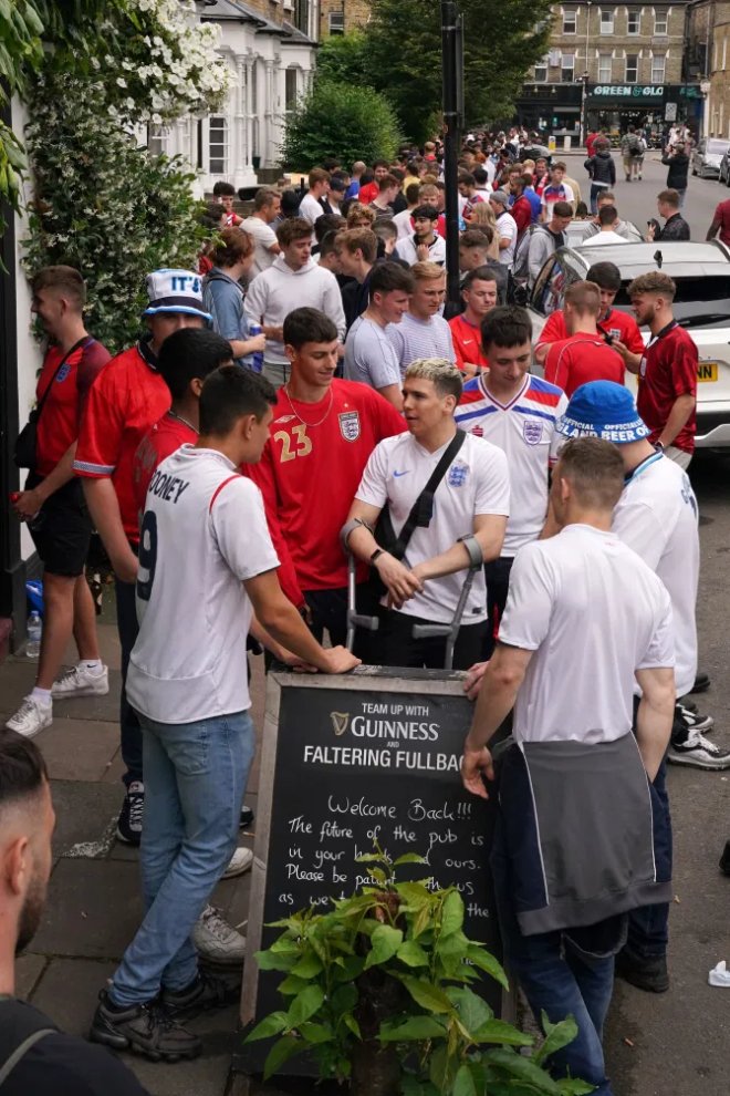 Nước Anh cổ vũ chung kết EURO: CĐV "Tam sư" trải qua nhiều cung bậc cảm xúc - 2