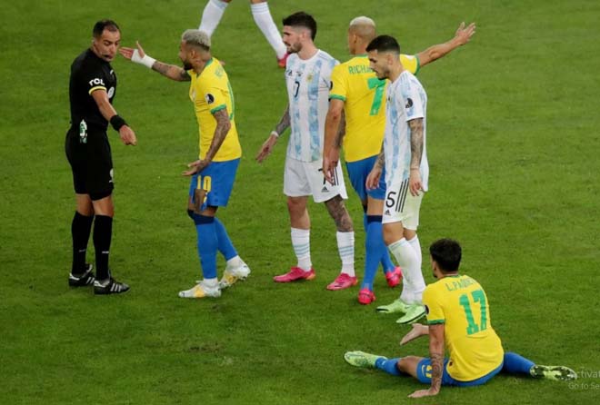 Neymar liên tục tranh cãi với trọng tài và các cầu thủ Argentina