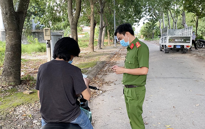 Công an kiểm tra giấy tờ người dân tại bờ sông công viên khu dân cư Bắc Rạch Chiếc.