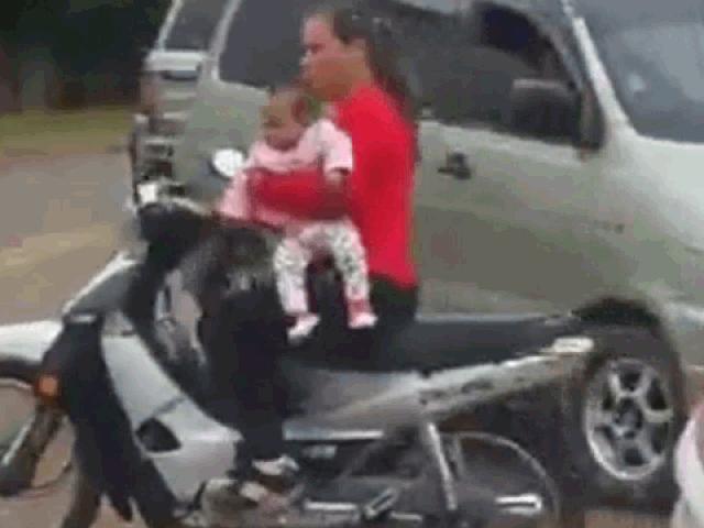Media - Clip: Mẹ vừa bế con vừa lái xe băng qua đường và cái kết cực đắng
