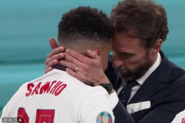 Pha thay người "thảm họa" của HLV tuyển Anh khiến sao Việt bức xúc