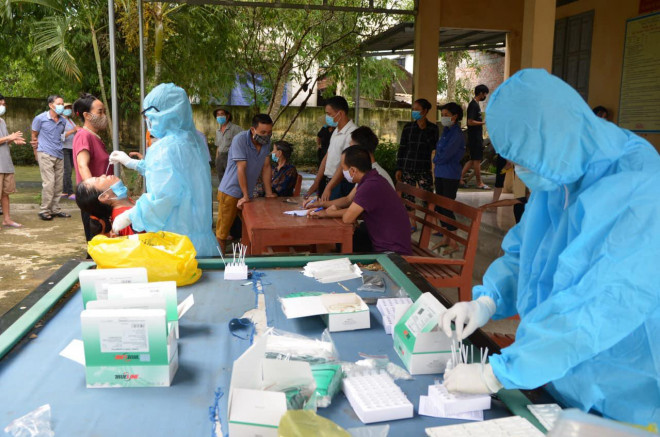 Ngay sau khi phát hiện ca dương tính, cơ quan chức năng tiến hành sàng lọc test nhanh kháng nguyên cho người dân tại xã Xuân Giang