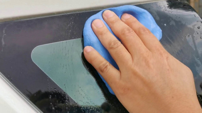 Dùng đất sét chuyên dụng tẩy vết sơn