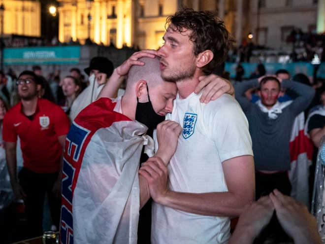 Một CĐV Anh đang cố an ủi bạn mình sau khi đội nhà thua trận
