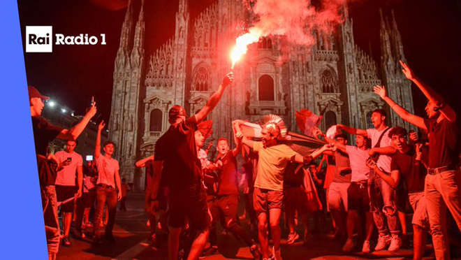 Fan Italia ăn mừng vô địch EURO 2020 quá đà, tụ tập đông đảo ngoài dinh thự Tổng thống - 3