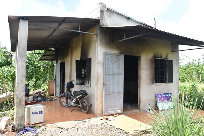Thi thể cháy đen tại căn nhà trong rẫy - 1