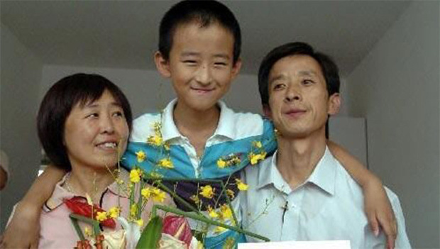Trương Hân Dương lúc còn nhỏ và bố mẹ của cậu.