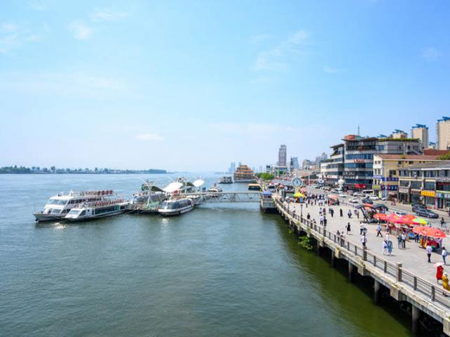 Du lịch - Thành phố biên giới "lớn nhất và đẹp nhất" của TQ, nơi hoàn hảo trốn nóng ngày hè