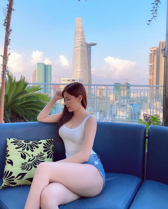 Cô thường kết hợp chúng với áo hai dây dáng ôm, phối cùng với giày thể thao mang đến vẻ ngoài&nbsp;gợi cảm nhưng cũng không kém năng động.

