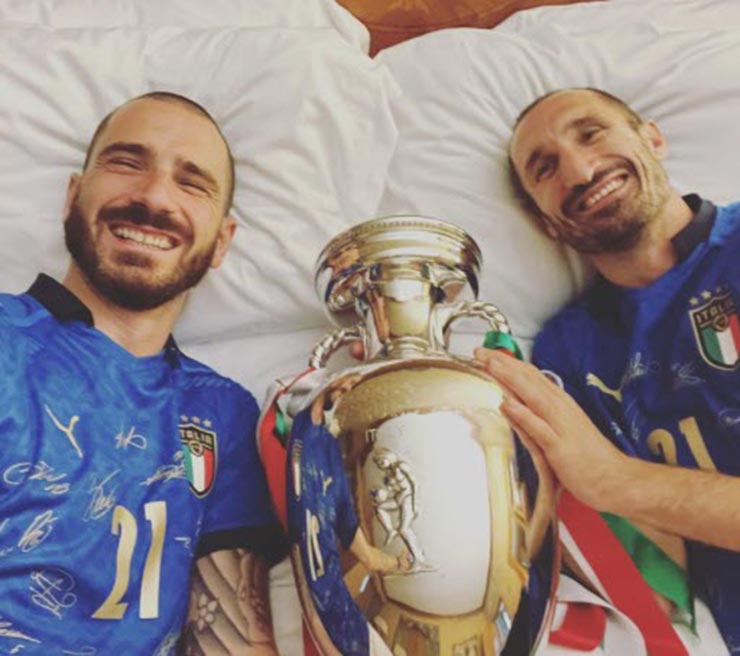 Bonucci và Chiellini chụp ảnh nằm cùng cúp
