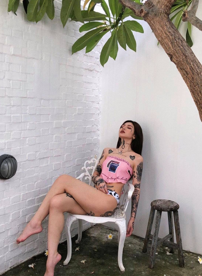 Ngoài ra, cô còn chuộng những thiết kế croptop,&nbsp;hay táo bạo hơn như quấn khăn làm áo quây&nbsp;khoe khéo hình xăm ở&nbsp;hai cánh tay, xương quai xanh hay phần dưới cổ.
