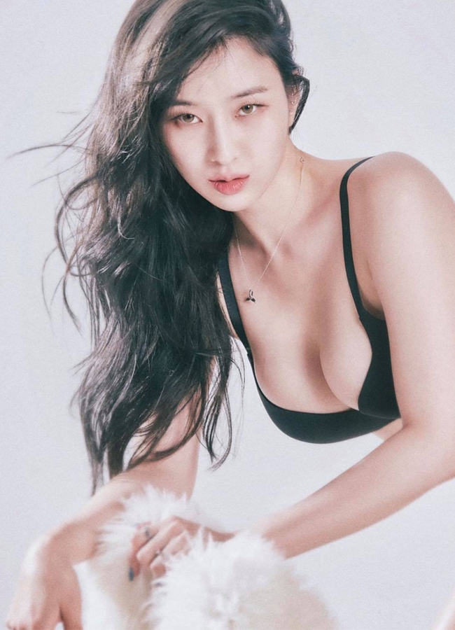Trên Instagram,Kim Woo Hyun rất chăm chỉ đăng tải những hình ảnh nóng bỏng, tôn vinh tối đa vóc dáng gợi cảm.
