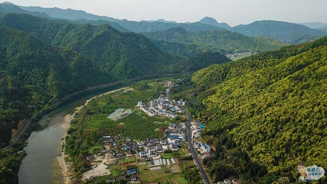 Khi leo lên tới đỉnh núi, bạn sẽ choáng ngợp trước cảnh của Cửu Trùng Đài, dù là mùa nào đi chăng nữa nó cũng mang vẻ đẹp rất nổi bật, khó có gì sánh được.
