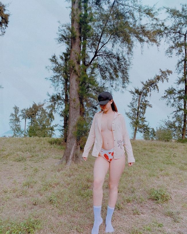 Chia sẻ với phóng viên&nbsp;về công việc của mình, cô cho biết: &#34;Trước tôi làm giáo viên mầm non nhưng nhà chuyển từ Nam về Bắc. Khí hậu thay đổi, tôi dạy được 3 năm thì&nbsp;nghỉ vì&nbsp;phải cắt amidan, mùa đông lạnh quá nên cổ họng yếu&#34;.&nbsp;
