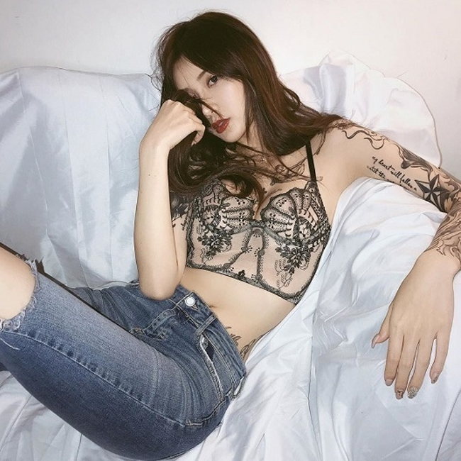 Gu thời trang đầy nữ tính của&nbsp;“nữ thần&nbsp;xăm trổ” khiến nhiều người mê mệt vì quá đỗi quyến rũ, trái ngược hẳn với nét cá tính, nổi loạn bên ngoài.

