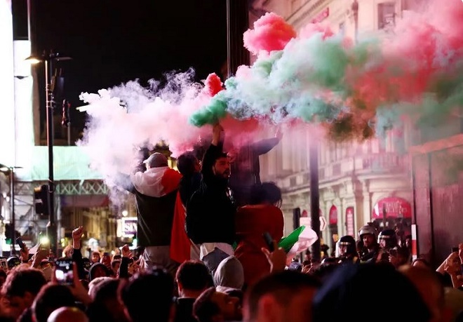 CĐV Italia đổ ra đường ăn mừng chức vô địch EURO 2020